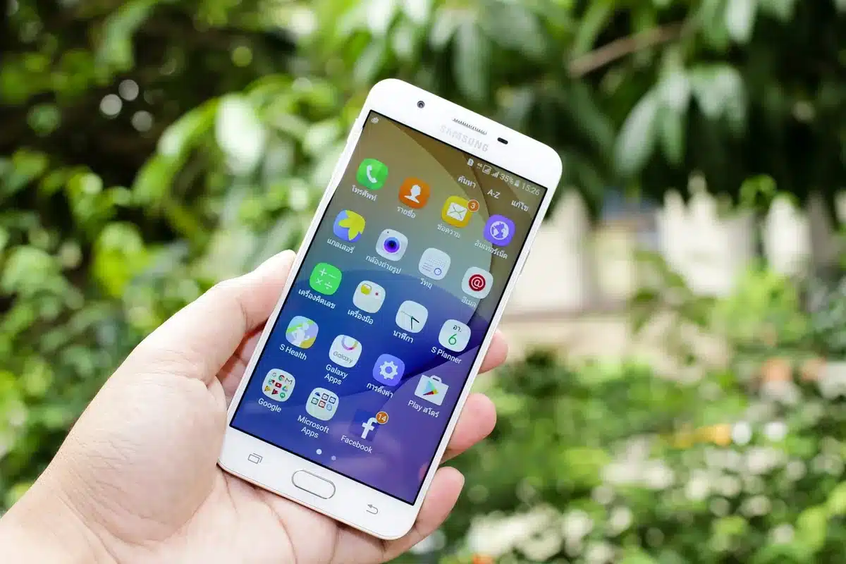 Foldable smartphone with vertical rear camera arrangement