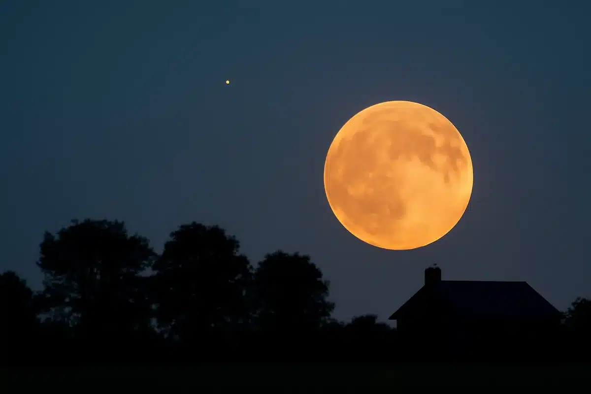 Full Harvest Moon pairs with Saturn this weekend — how to get the best view