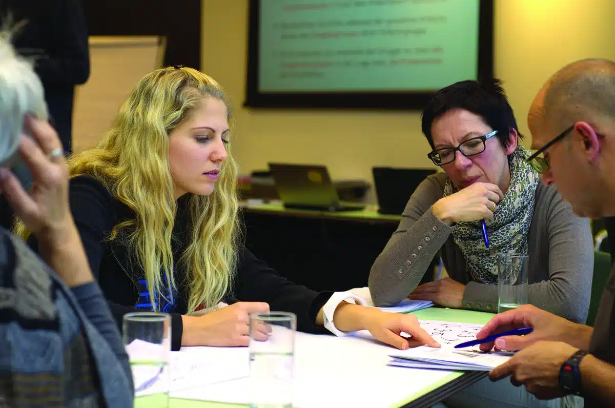 Sala de reuniones corporativa con siluetas de ejecutivos discutiendo estrategias de tienda