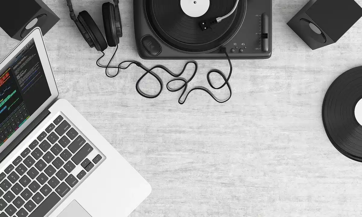 Aplicación Música en un escritorio mostrando lista de reproducción y controles