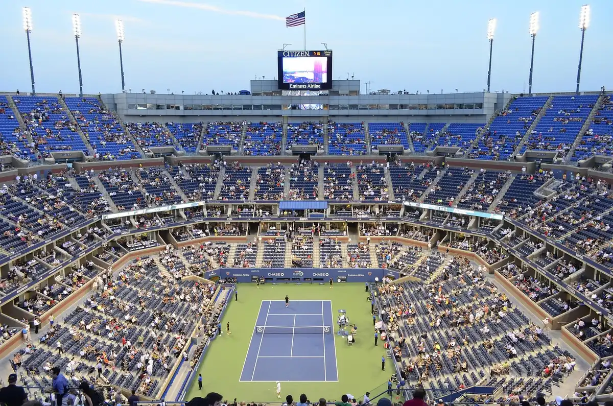 Zuschauer beim U.S. Open-Tennisturnier mit vielfältigen Mode-Looks und Accessoires
