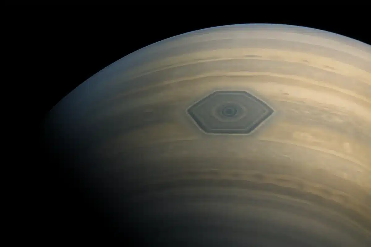 Mysterious ten-sided cloud at Saturn's south pole is growing, Hubble confirms