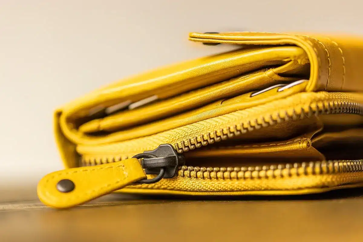 Small retailers competing with larger merchants through optimized delivery logistics