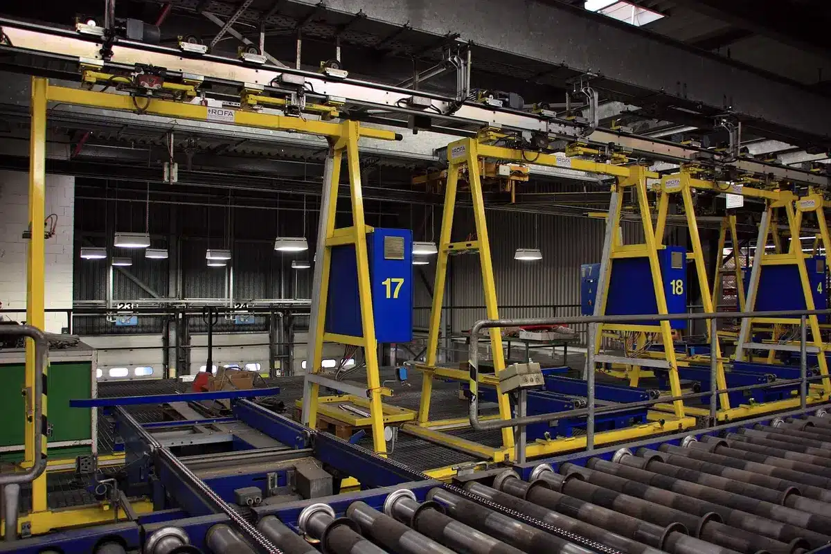 Conveyor belt with prepackaged salads in a processing facility