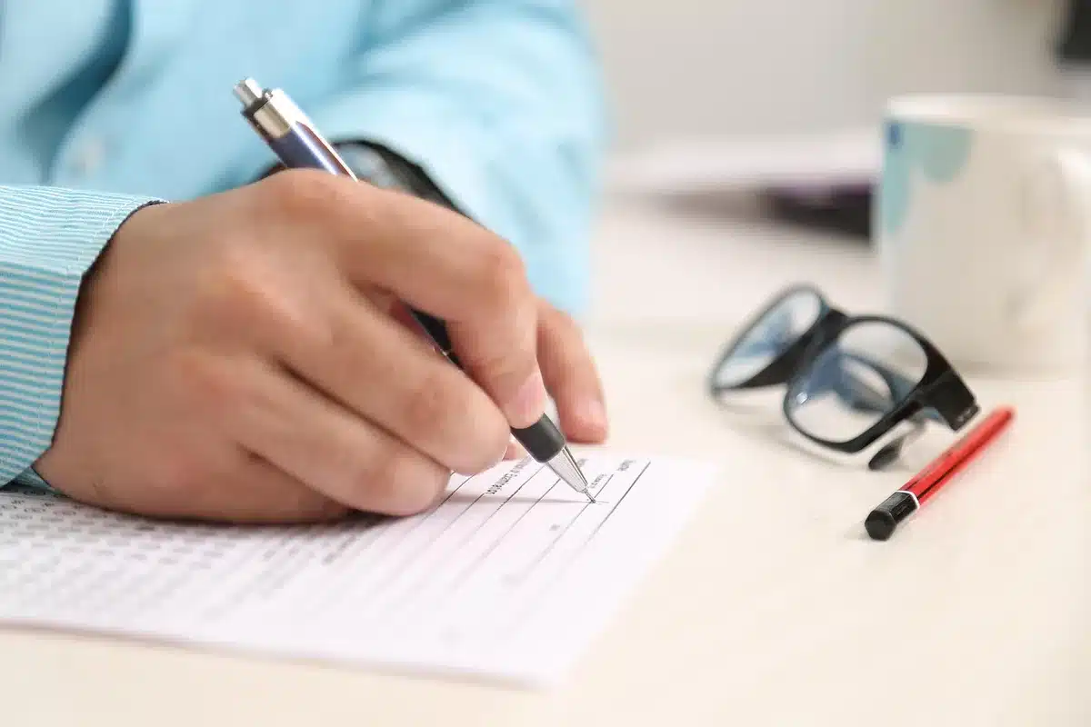 Mains anonymes échangeant des documents d'entreprise en bureau